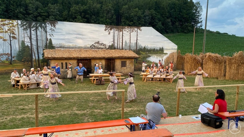 Szenenfoto von Proben des 2023 in Wurmannsquick aufgeführten Festspiels „Der Wasservogel“