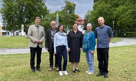 Zeigten sich erfreut über den Fortgang von „Regio2030“ (v. l.): Bezirkstagspräsident Dr. Olaf Heinrich, Günther Putz, Betriebsleiter des bezirklichen Gutshofs Mainkofen, Hildegard Zißler, Küchenleiterin am Institut für Hören und Sprache in Straubing, Katrin Landes, persönliche Referentin des Bezirkstagspräsidenten, Dorothee Trauzettel, Sachgebietsleiterin Gemeinschaftsverpflegung im Amt für Ernährung, Landwirtschaft und Forsten und Benjamin Hepperle, Küchenleiter im Bezirksklinikum Mainkofen.