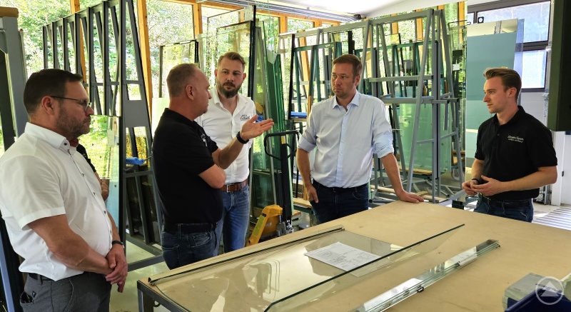 (v. l.) Bezirksrat Stephan Gawlik, Andy Bernecker, Hauzenbergs 3. Bürgermeister Christoph Amsl, MdL Josef Heisl und Dominik Bernecker.