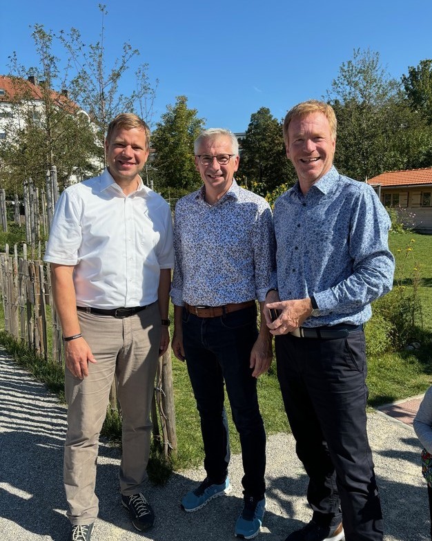 Bürgermeister Dr. Olaf Heinrich (li.) und sein Amtskollege aus Kirchheim, Stephan Keck (re.), mit dem Landrat von Dingolfing-Landau, Werner Bumeder.