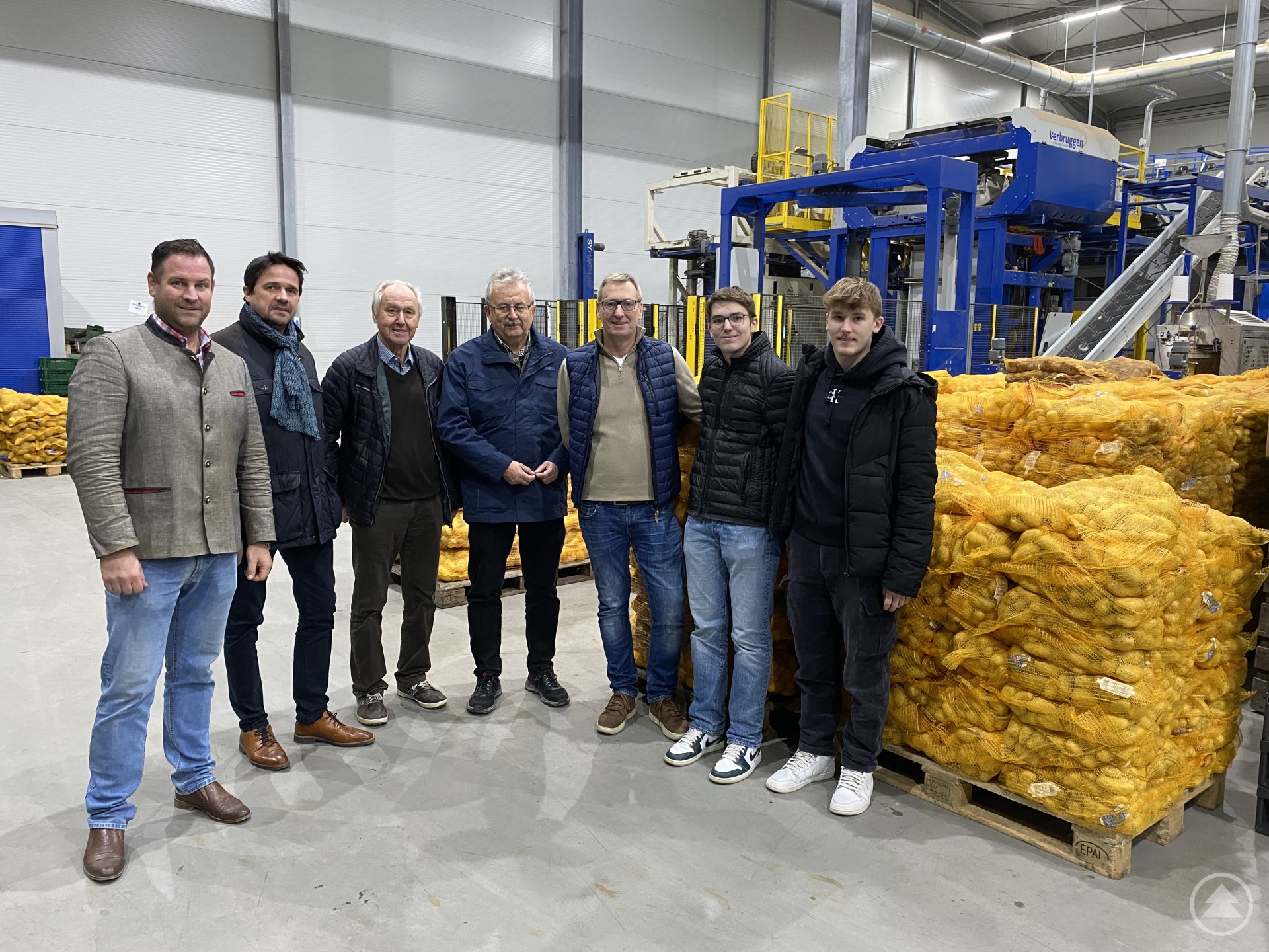 Wirtschaftsreferent Martin Köck, Bürgermeister Adalbert Hösl, Ludwig Gritsch, Landrat Josef Laumer, Manfred Gritsch, Johannes Gritsch und Vinzent Gritsch (von links) in den Hallen der AGRIMA GmbH & Co. KG in Niederharthausen.