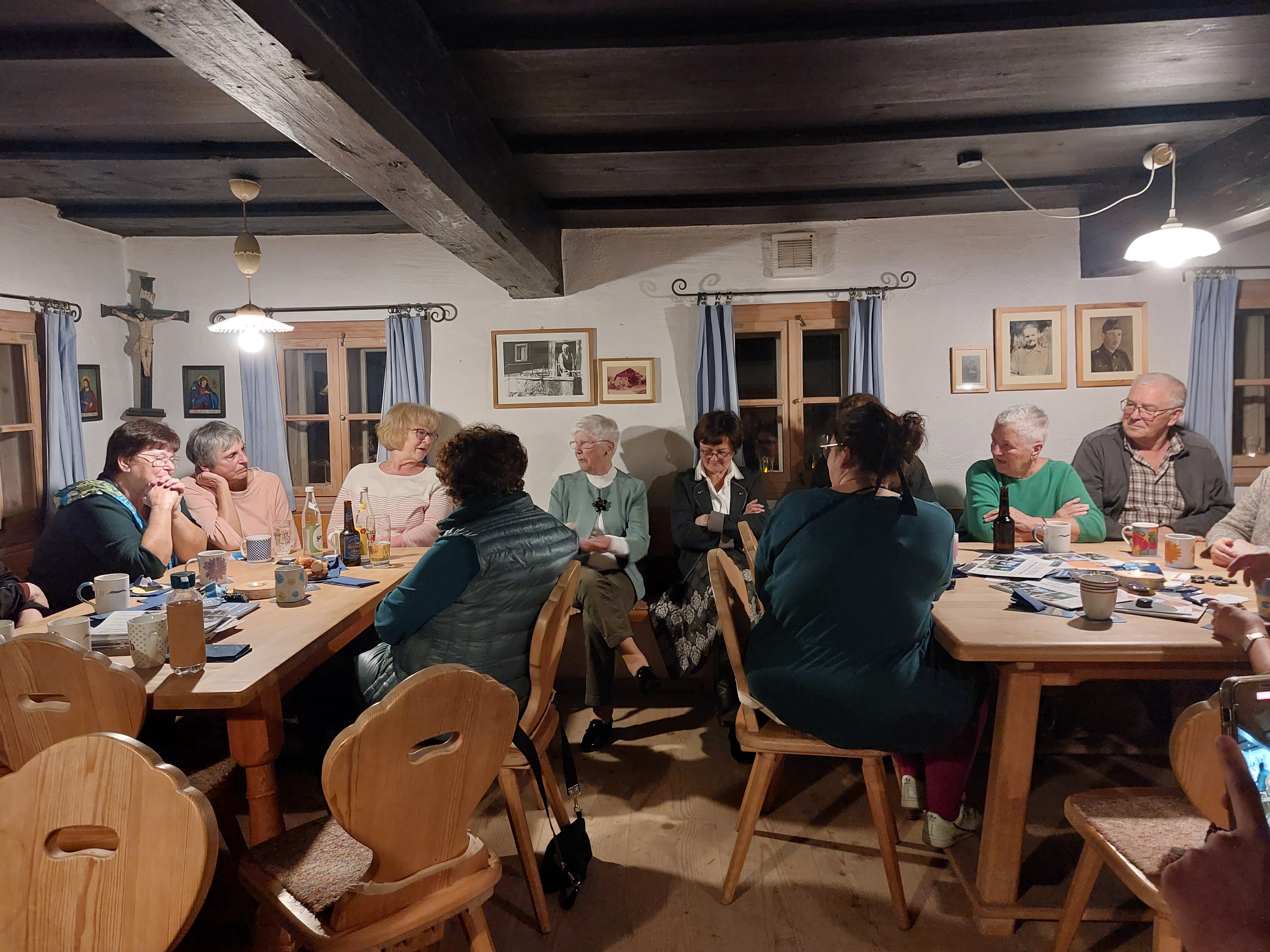 Spontan beteiligen sich auch Gäste mit eigenen Geschichten, unter anderem Dichterin Resi Schandra.