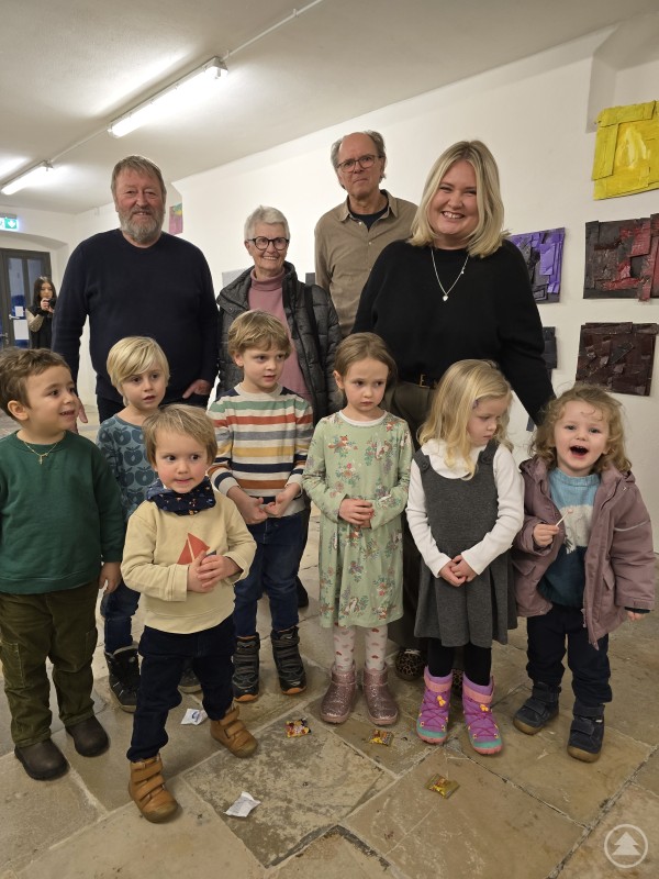 Sie schufen tolle Werke. Die kleinen Küstler:innen mit ihren Paten vo.li. Hubert Huber, Waltraud Danzig und Ernst Zahnweh 20250213_Kunst in der Kita Kds Künstler.jpg