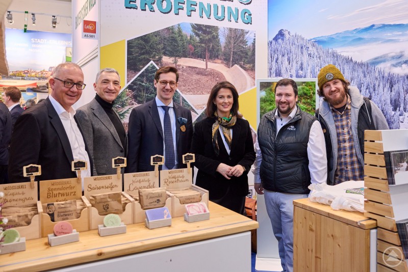 v.l. TVO Vorstand Dr. Michael Braun, Landrat Dr. Ronny Raith, MdL Dr. Stefan Ebner, Ministerin Michaela Kaniber, Betriebsleiter der Arber Bergbahn Thomas Eckl und Influencer Marcel Barth Bild 1 FREE25.jpg