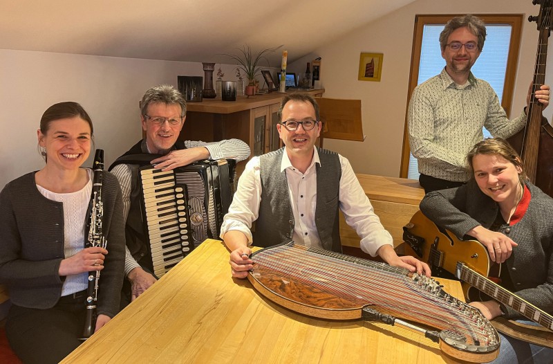 Kulzerisch, das sind Julia Wenzl (Klarinette), Ernst Graßl (Akkordeon), Andreas Loibl (Zither), Raphael Dives (Kontrabass) und Magdalena Loibl (Gitarre). NPV BW - VM 019-25 Frühlingskonzert im Haus zur Wildnis mit der Gruppe Kulzerisch.jpg