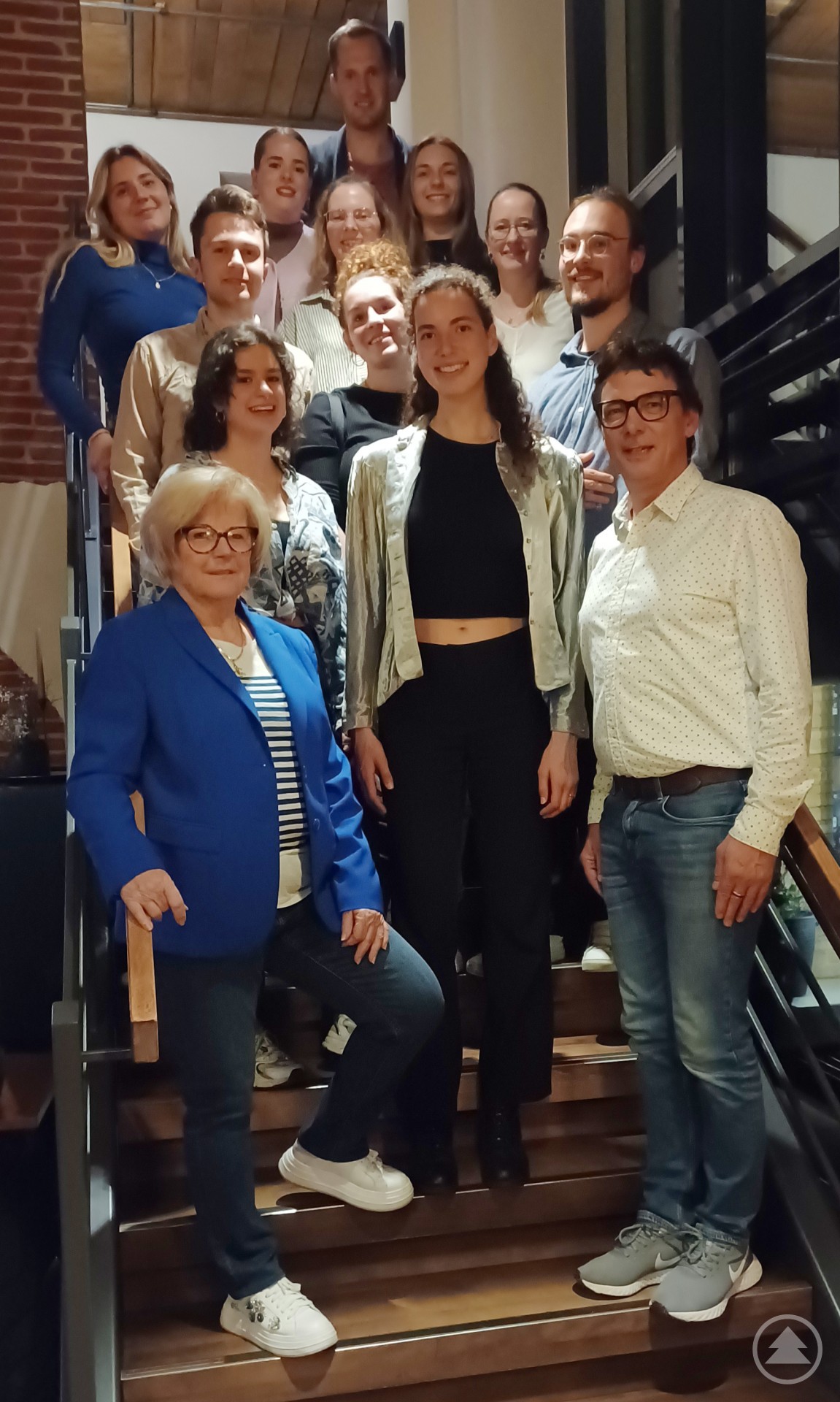 Stellvertretende Landrätin Helga Weinberger (vorne links), Regionalmanager Stefan Schuster (vorne rechts) und Renè Kurtz von der Gesundheitsregion PLUS (hinten Mitte) hießen die Studierenden offiziell im Landkreis willkommen und hoffen darauf, dass sich unter ihnen viele künftige Landärztinnen und Landärzte finden werden Auf dem Bild sieht man mehrere junge Ärzte auf einer Treppe stehen. Neben ihnen die stellv. Landrätin Helga Weinberger