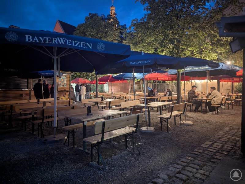 Während im Zelt die Stimmung kochte, konnte man am frühen Abend noch ein wenig Ruhe im Weissbräu-Biergarten tanken. Weissbräu-Biergarten in Deggendorf am Abend