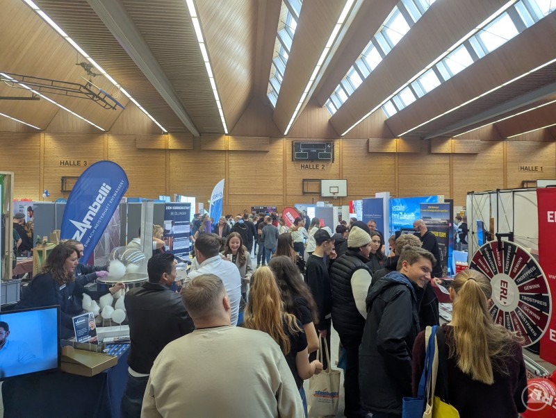 Volles Haus bei der Jobmesse Deggendorf: Hier fanden Ausbildungssuchende und regionale Betriebe zusammen. Besucher der Jobmesse Deggendorf 2025