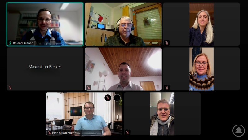 Screenshot der digitalen konstituierenden Sitzung des AK OeD Bezirksvorstands Niederbayern am 20. November 2025. Ein Screenshot einer Online-Videokonferenz mit acht Teilnehmerfenstern, von denen sieben mit Video aktiv sind. Die Teilnehmenden befinden sich jeweils in unterschiedlichen Umgebungen – vom Büro bis zum privaten Wohnzimmer. Es handelt sich um die konstituierende Sitzung des AK OeD Bezirksvorstands Niederbayern.