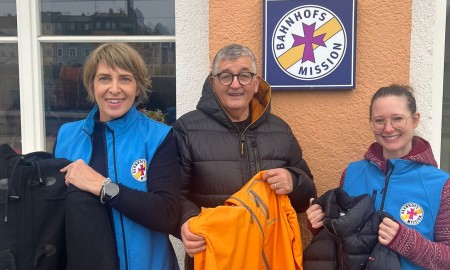 80 Winterjacken für die Bahnhofsmission – Aktion SHARE THE WARMTH in Passau