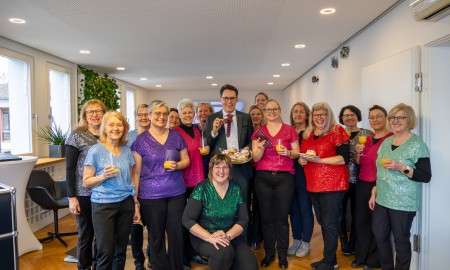 Damenchor TonArt &uuml;berrascht OB Moser am Unsinnigen Donnerstag