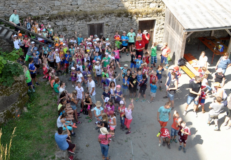 Im Burghof begrüßte Bürgermeister Martin Behringer (li, auf der Treppe) die 140 Kids sowie die Jugendbeauftragten mit ihren Helfern auf der Saldenburg.