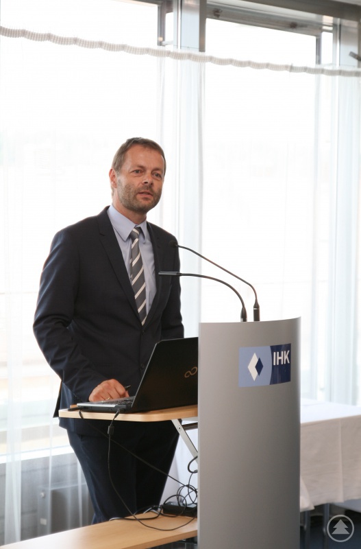Dr. Markus Kühberger, Leiter Personalmanagement und Berufsausbildung im BMW Werk Landshut, stellte das Integrationsprogramm
