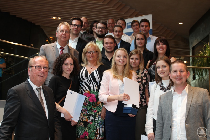 Die prüfungsbesten Ausbildungsabsolventen aus dem Landkreis Freyung-Grafenau zusammen mit IHK-Vizepräsident Alois Atzinger (1. von links), Oberstudiendirektor Uwe Burghardt (2. von links), stv. Landrätin Helga Weinberger (vorne 3. von links) und Garhammer-Geschäftsführer Johannes Huber (1. von rechts)