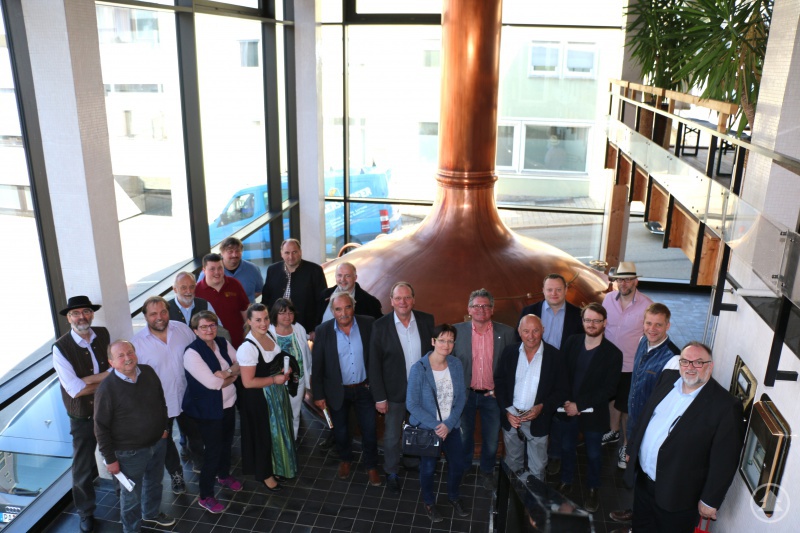 Zur abschließenden Brotzeit lud der Vorstandsvorsitzende Gerhard Geier (Mitte) die Blaskapellen-Vertreter in die Lang Bräu ein, dabei stellte er die Brauerei und die Genossenschaft vor.