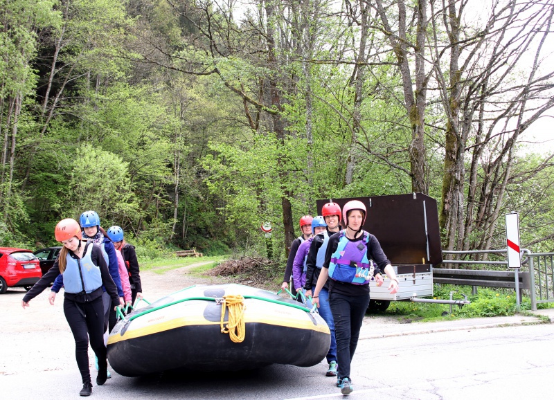 Die Bootsfahrer müssen mit anpacken, das Boot wird zum Fluss getragen.
