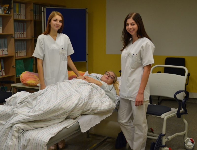Schülerinnen der Krankenpflegeschüler zeigen Lagerungstechniken.