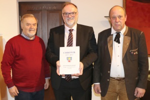 Grubweger Reservisten übergeben Vereinschronik an OB Dupper