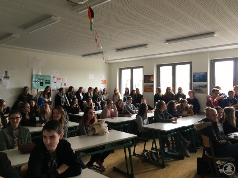 Aufgeteilt in Gruppen konnten sich Schülerinnen und Schüler über den beruflichen Werdegang von Akademikern aus verschiedensten Bereich informieren.