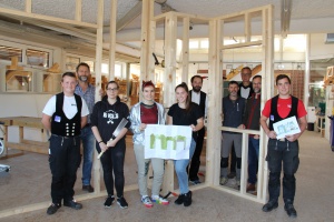 Berufsschüler bauen Stand für Münchner Christkindlmarkt