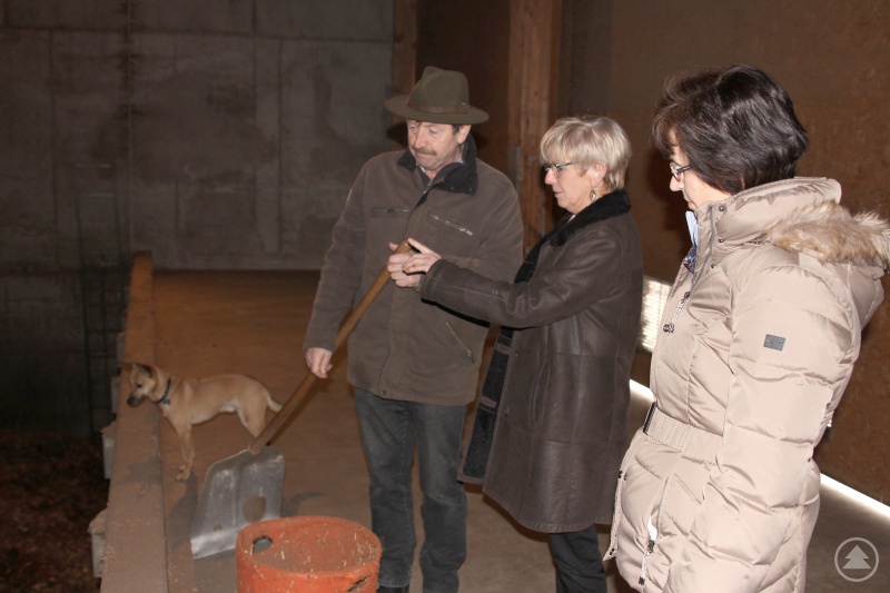 Landrätin Rita Röhrl (Bildmitte) im Gespräch mit Max Pletl und der Umweltamtsleiterin Lieselotte Bielmeier.