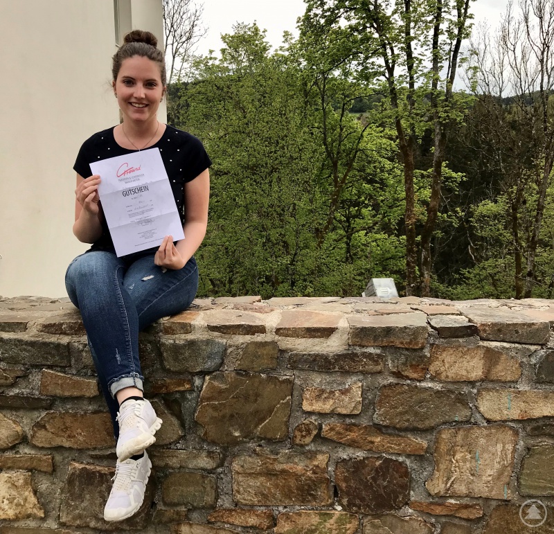 Freut sich auch über den Gutschein: Die Tochter der Gewinnerin, Yvonne Köck, wird wohl auch 