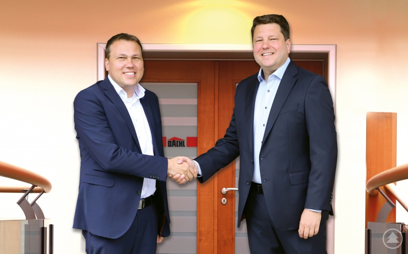 Michael Küblbeck, Geschäftsführer der Bachl GmbH & Co. KG, und Maximilian Hoyer, Geschäftsführer der Hammerl GmbH, freuen sich über die gelungene Übernahme und die weitere Zusammenarbeit.