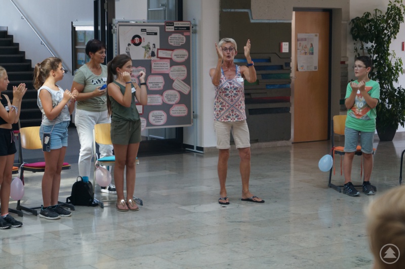 Die Schülerinnen und Schüler bei Bewegungsspielen und Tanz mit Angelika Greiner und Daniela Haas