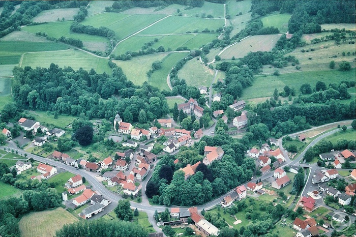 In dieser Luftaufnahme von Buchenau ist das auffallende Vorkommen von Buchen sichtbar.