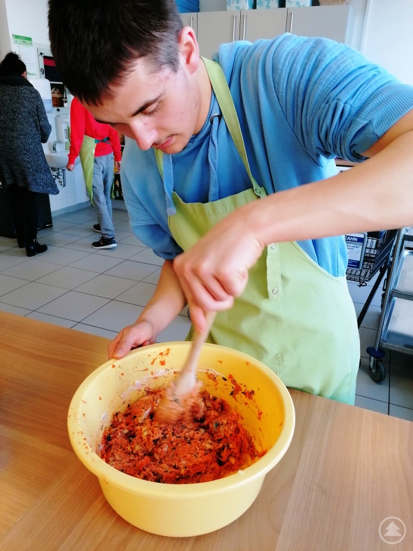 Beim „Tag der Erde“ in St. Severin: Nico stellt den Teig für vegane Burger her.
