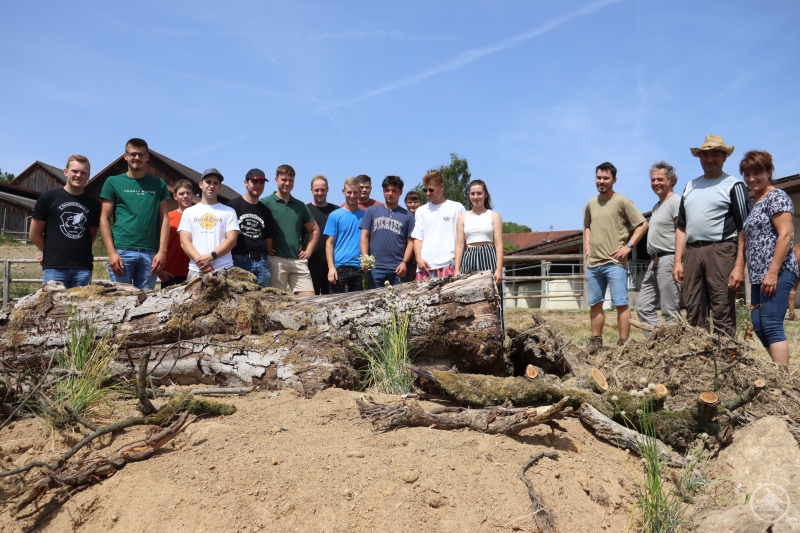 Die Landwirtschaftsschüler am neu angelegten Sandarium, von links nach rechts: Ehepaar Endl, Christoph Probst, Franz Elender, Kathrin Endl, Schüler der Landwirtschaftsschule, Foto: Ralf Braun-Reichert