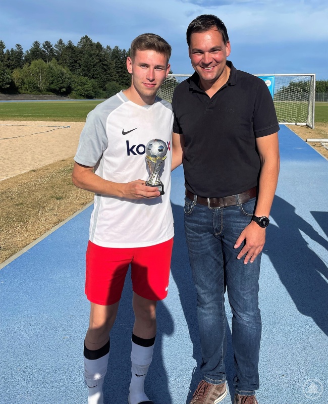 Landrat Sebastian Gruber überreicht Lukáš Nečas den Pokal für den besten Turnier-Torschützen