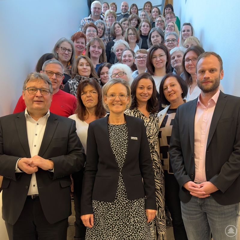 Für 2.345 Jahre Dienst an den Menschen stehen die Jubilar*innen der Caritas. Dazu gratulierten (vo.v.li.) die Caritasvorstände Diakon Konrad Niederländer und Mag.a (FH) Andrea Anderlik, MSc, sowie der Abteilungsleiter Personal Thomas Furthmeier.