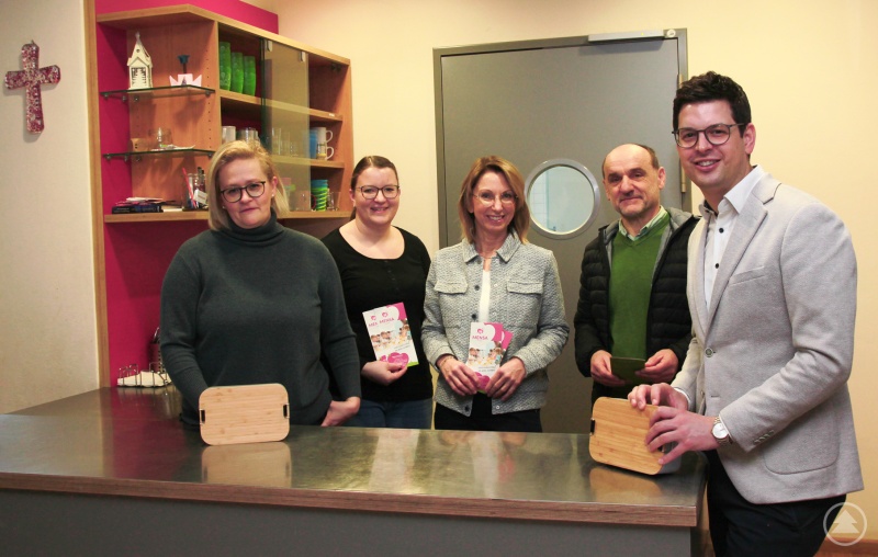 Bürgermeister Martin Pichler (v.r.) mit Pausenbox freut sich, dass die Schönberger Variante von Pausenbrot und Mittagstisch gut ankommt. Adolf Hackl und Michaela Gampe von der Verwaltung haben sich hier eingebracht, Mensa-Leiterin Elisabeth Keskic-Biebl beweist Geschmack am kritischen Kinder-Gaumen und Gemeinderätin Carolin Garhammer steht selbst auch als Mutter hinter der Idee.