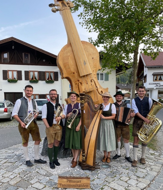 Flyer/Grafik zum Event: Tanz in den Mai - Benefiz-Volkstanzabend des Rotary-Clubs Passau am Di., 30.04.2024 ab 19:00 Uhr