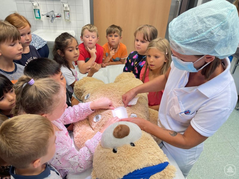 Bär Benni wurde anständig versorgt und konnte schnell wieder fröhlich brummen.