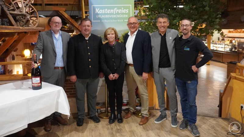 Sind stolz auf die Entwicklung der aktivCARD: Der frühere BTM-Chef Andreas Lambeck (v.l.), Bodenmais‘ Bürgermeister Michael Adam, Firmen-Chefin Evi Reif, TVO-Vorstand Dr. Michael Braun, Destinationsmanager für den Bayerischen Wald, Günter Reimann, sowie Reif-Mitarbeiter Matthias Achatz. 10 Jahre aktivCARD Bayerischer Wald (2).JPG