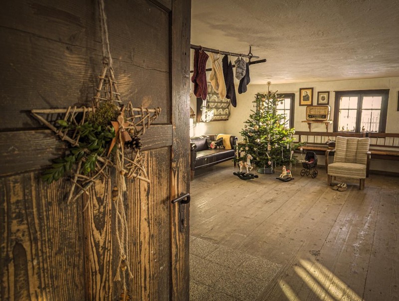 Flyer/Grafik zum Event: Hinterm Ofen am Mi., 01.01.2025 - Mo., 06.01.2025