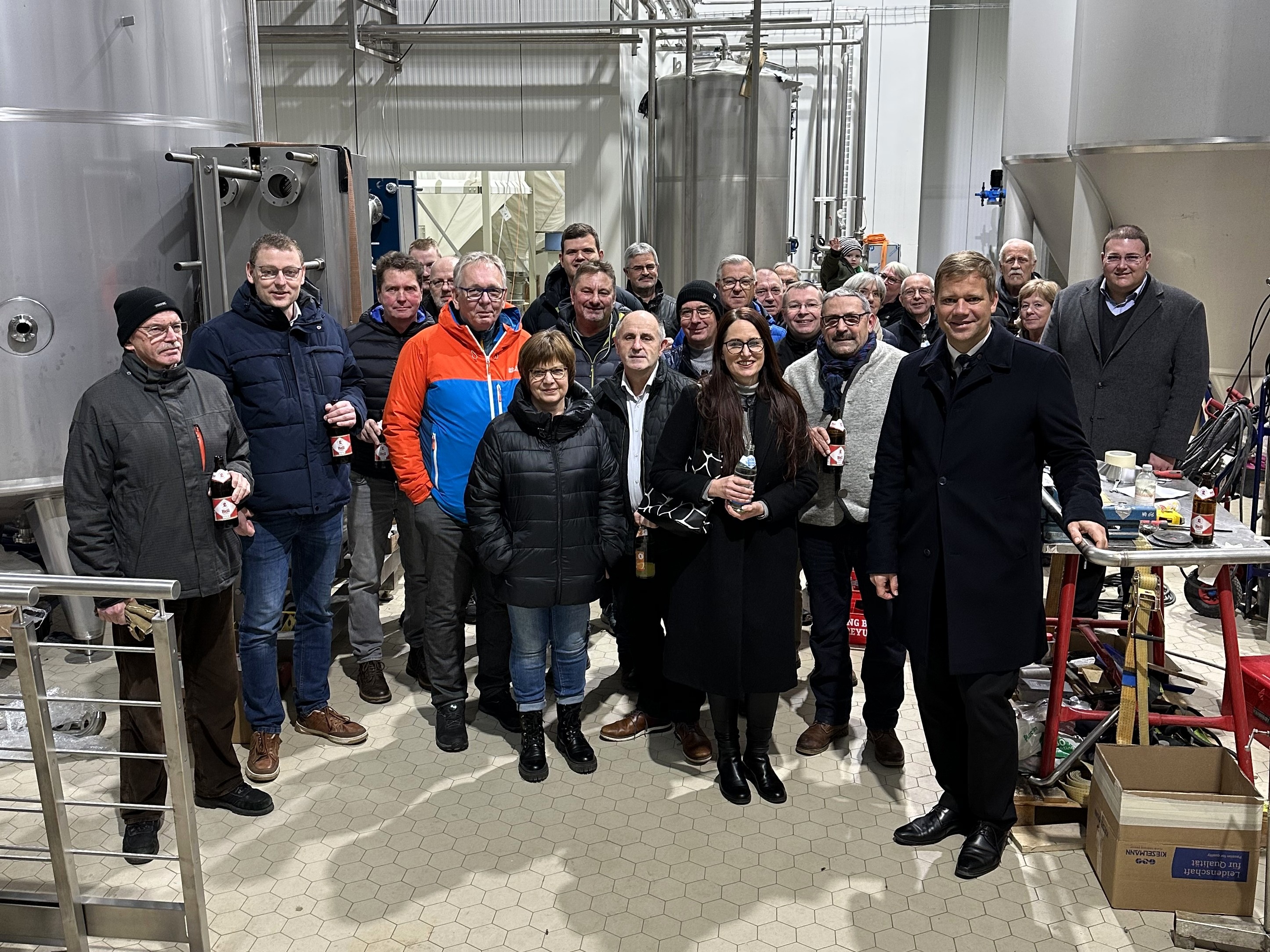 Technikvorstand Rudi Bauer, Produktionsleiter Anton Pertler und Aufsichtsratsvorsitzender Dr. Olaf Heinrich informierten im Rahmen einer Besichtigung der neuen Produktionshalle über die aktuellen Baumaßnahmen der Lang Bräu Freyung eG: Rund 25 Interessierte nahmen an der öffentlichen Informationsveranstaltung des CSU-Ortsverbandes Freyung teil.