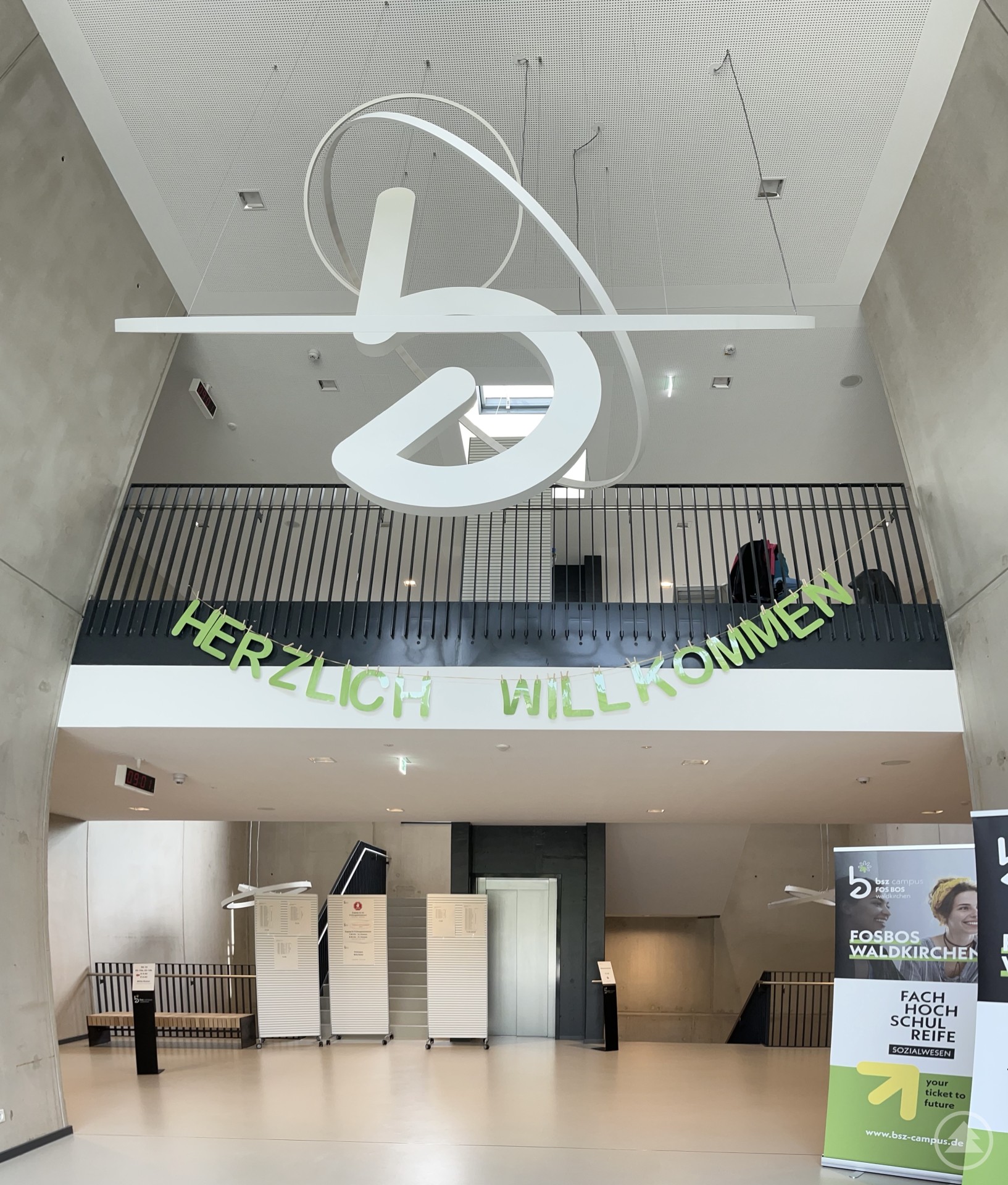 „Herzlich willkommen“ sind an der Berufsoberschule (BOS) Waldkirchen ab dem kommenden Schuljahr auch Schülerinnen und Schüler, die die Ausbildungsrichtung Sozialwesen besuchen wollen. Mit dieser Ausweitung des Bildungsangebots wird der Standort nachhaltig gestärkt. Anmelden kann man sich für den neuen Sozialzweig und auch alle anderen an der FOS/BOS Waldkirchen ab dem 17. Februar.