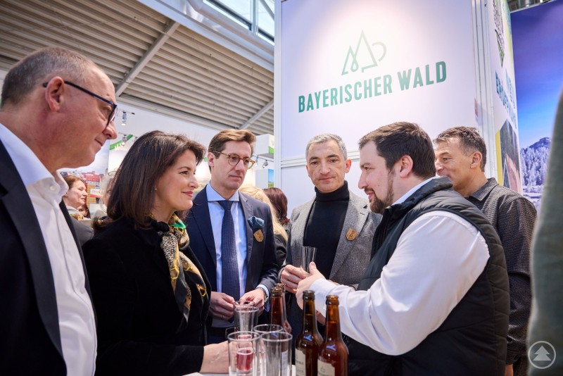 v.l. TVO Vorstand Dr. Michael Braun, Staatsministerin Michaela Kaniber, MdL Dr. Stefan Ebner, Landrat Dr. Ronny Raith, Betriebsleiter der Arber-Bergbahn Thomas Eckl und Destinationsmanager Bayerischer Wald des TVO, Günter Reimann. Bild 2 FREE25.jpg