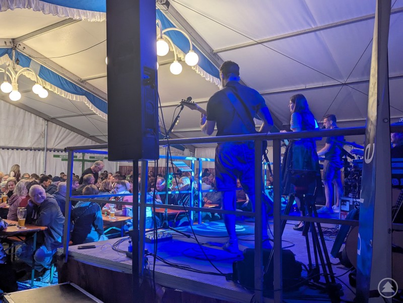 Die Party-Band Party-Band Breezers aus Hengersberg beim Auftritt im Weissbräu-Festzelt