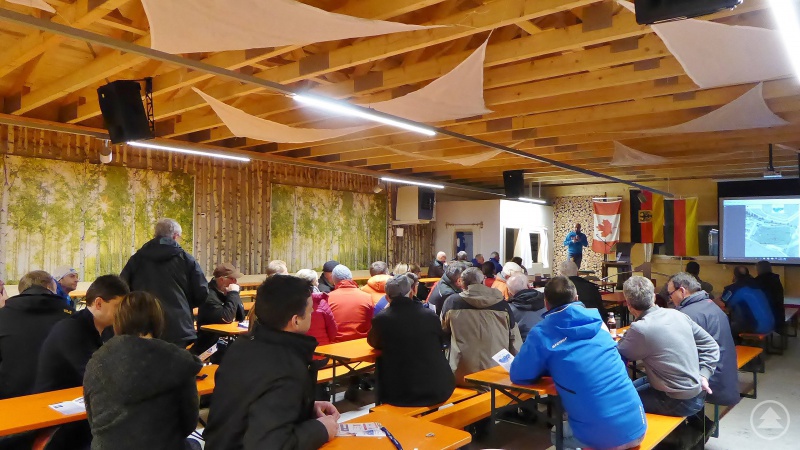 Eine erste Instruktion an die Helfer der WM fand in der neuen Festhalle am Skistadion statt.