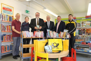 Oberbürgermeister freut sich über Bücherspende