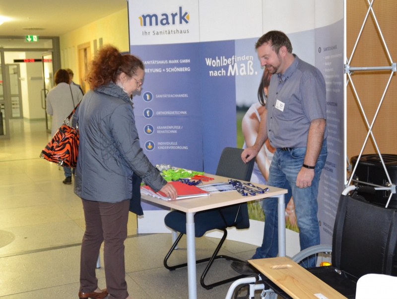An Aktionsständen im Foyer des Freyunger Krankenhauses – wie hier beim Sanitätshaus Mark – konnten sich die Besucher informieren.