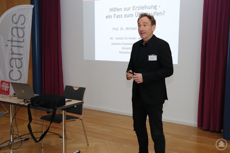 Der Erziehungswissenschaftler Prof. Dr. Michael Macsenaere weist nach: Jeder Euro für Hilfen in der Erziehung wirkt sich langfristig positiv für die Gesellschaft aus.