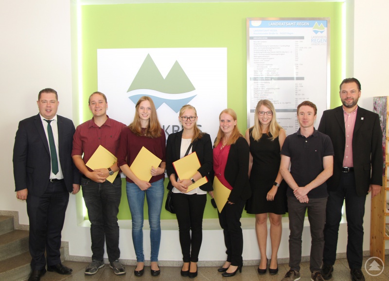 Bei der Ernennung (v.li.) Landrat Michael Adam, Philipp Gmach, Bettina Kroner, Katrin Greil, Verena Pister, Christiane Hartl, Michael Fenzl als Vertreter des Personalrates und Personalchef Andreas Koneberg.