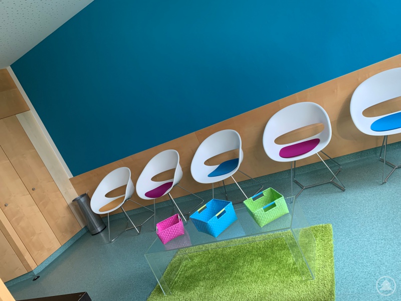 Farbenfroh – lichtdurchflutet - dazu noch geräumig: Der neue Wartebereich in der Onkologischen Tagesklinik im Waldkirchner Gesundheitszentrum.