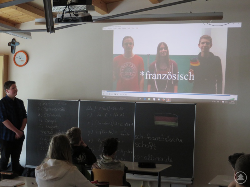 Die Klasse 7c lauscht gespannt den Erfahrungsberichten der Zehntklässler im Kurzvideo.