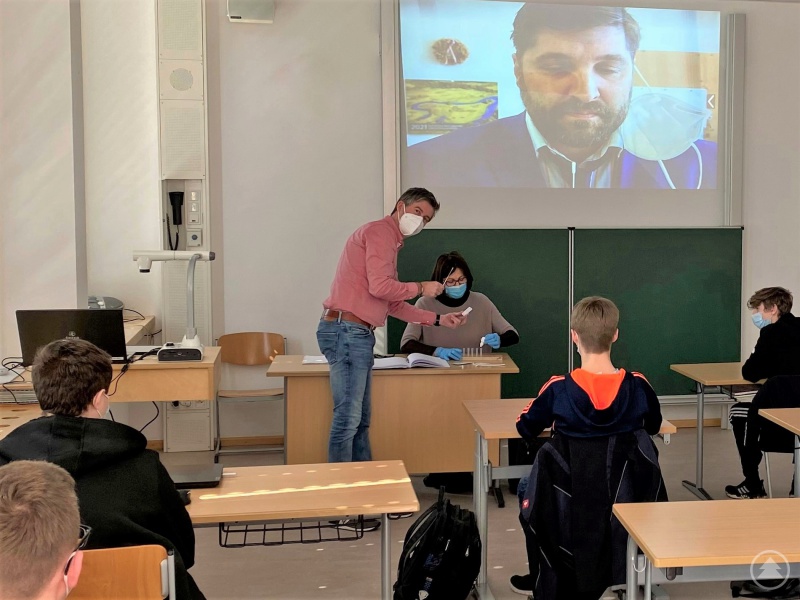 Studienrätin Maria Braml und Zweiter Konrektor Rainer Andorfer bereiten unter Anleitung des Schulleiters Ferdinand Klingelhöfer die Covid19-Selbtstests für die Abschlussschüler vor.